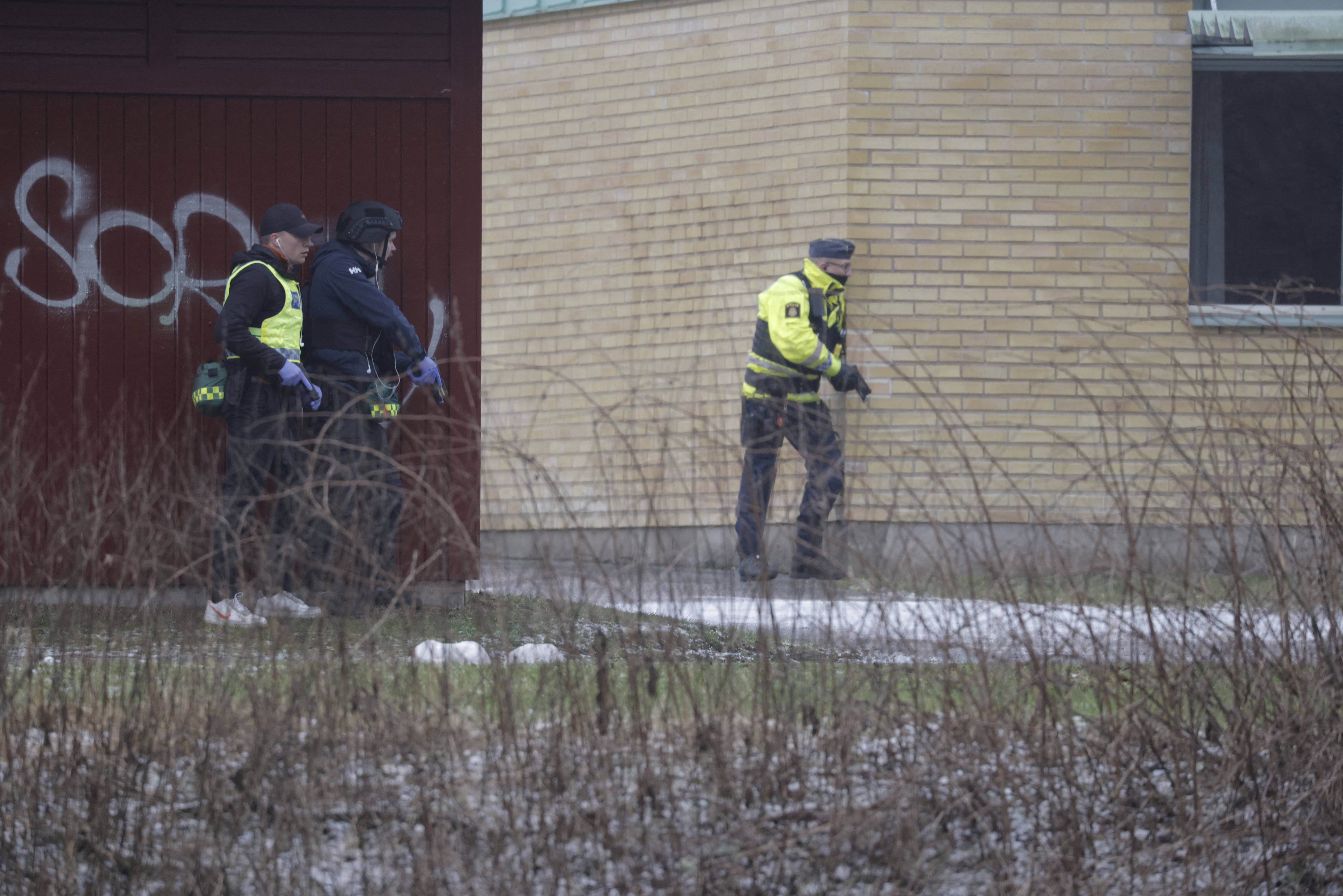 Se ve a agentes de policía en la escuela Risbergska en Orebro, Suecia, el 4 de febrero de 2025, tras informes de un delito violento grave. Cuatro personas recibieron disparos el martes en una escuela de la ciudad sueca de Orebro, dijo la policía, añadiendo que todavía se estaba llevando a cabo una gran operación, instando a la gente a mantenerse alejada de la zona.