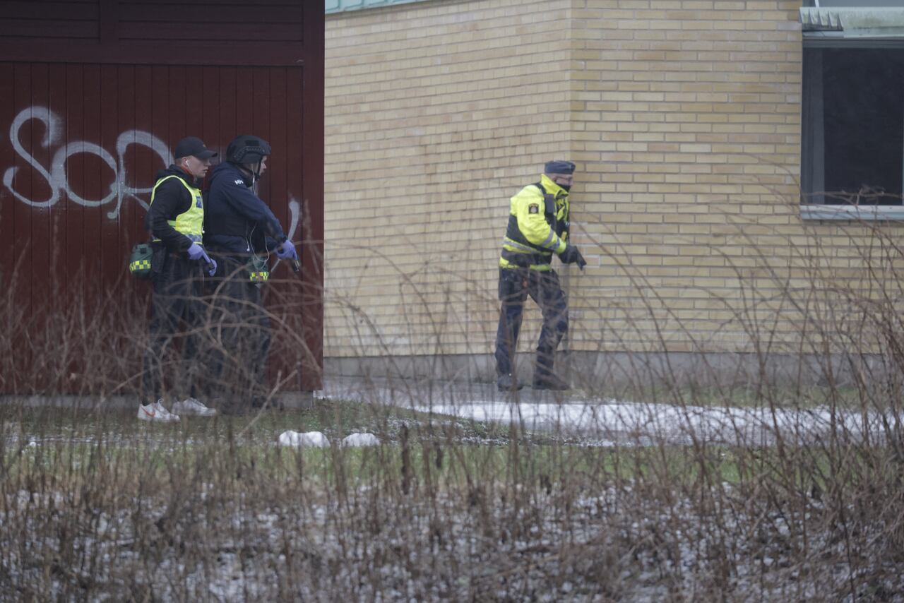 Se ve a agentes de policía en la escuela Risbergska en Orebro, Suecia, el 4 de febrero de 2025, tras informes de un delito violento grave. Cuatro personas recibieron disparos el martes en una escuela de la ciudad sueca de Orebro, dijo la policía, añadiendo que todavía se estaba llevando a cabo una gran operación, instando a la gente a mantenerse alejada de la zona.