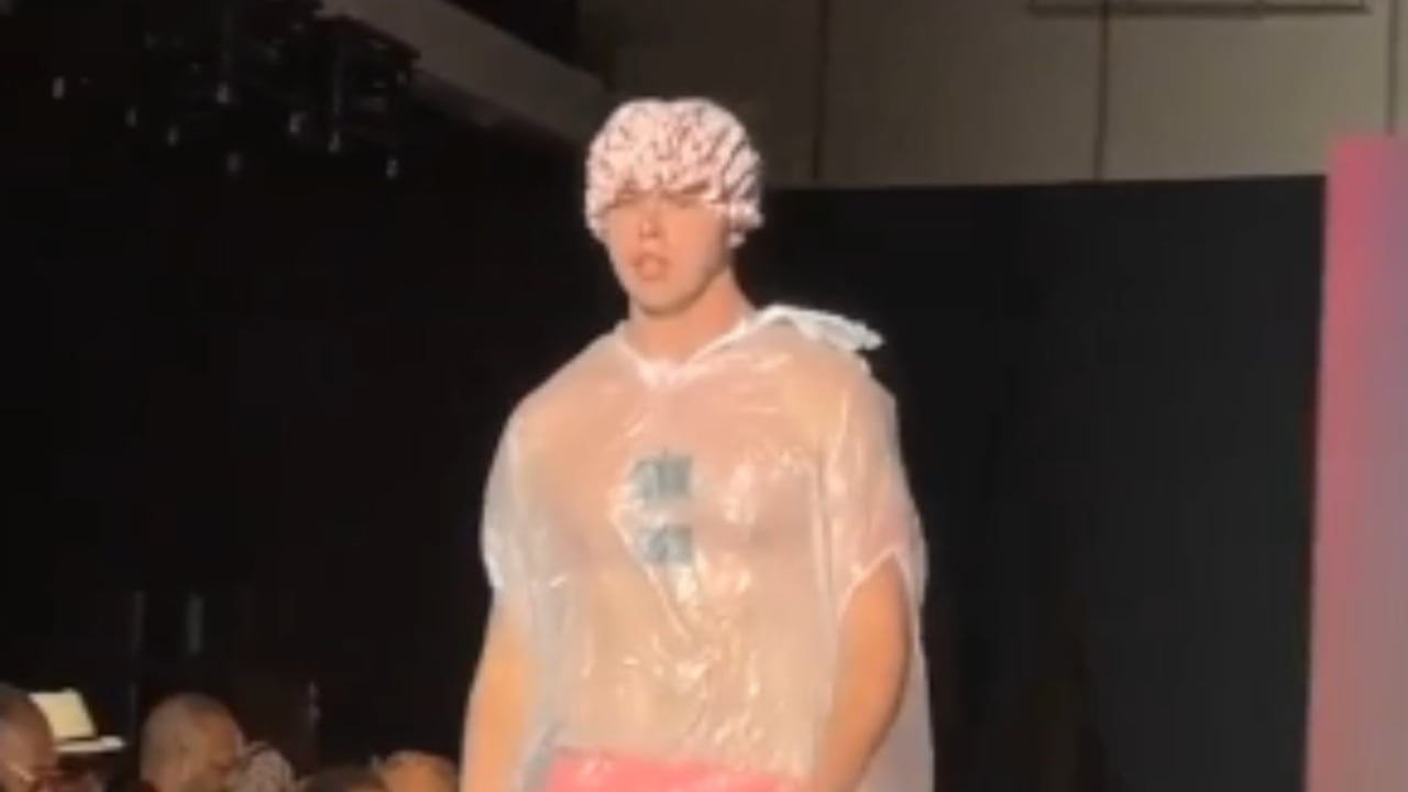 El youtuber se coló en un desfile de modas.