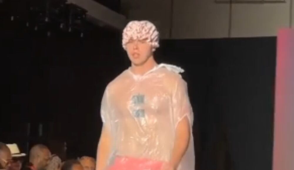 El youtuber se coló en un desfile de modas.