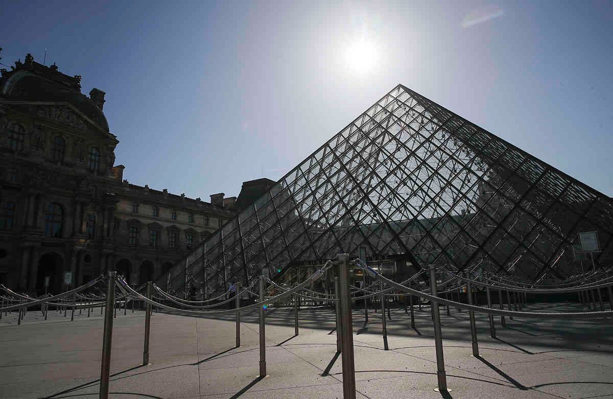 Francia fue uno de los países más afectados por la enfermedad. Según cifras oficiales de la Universidad Johns Hopkins, en el país hay confirmados 197.885 casos positivos de coronavirus, 29.734 personas fallecieron y 75.251 se han recuperado. (AP Photo/Christophe Ena)