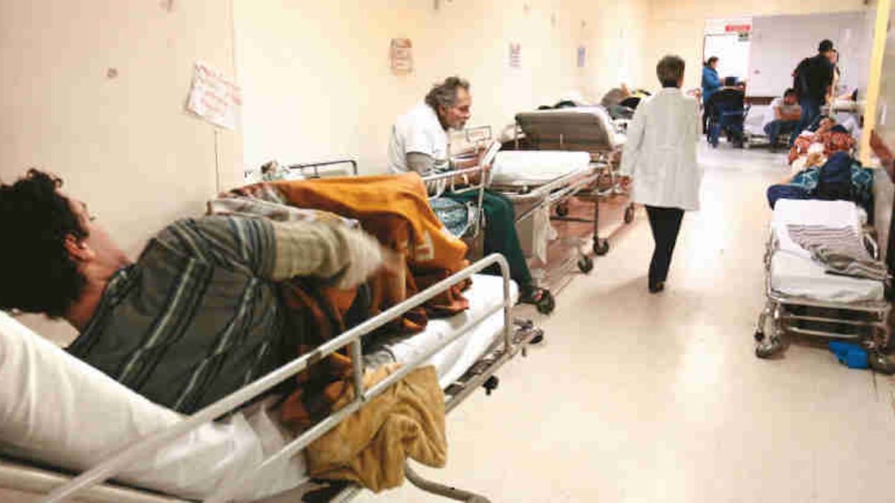 Las imágenes de pacientes que pasan horas y hasta días en camillas en los pasillos se han vuelto rutinarias. Una situación que no puede continuar.