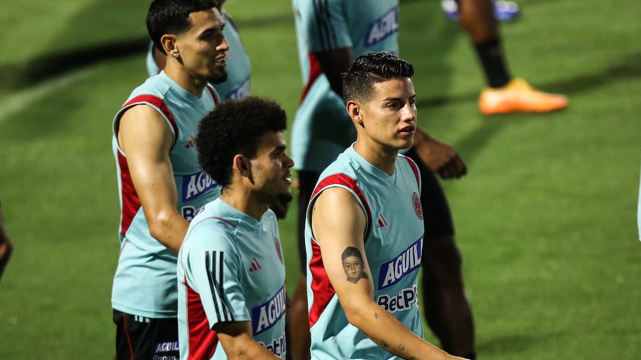 Luis Díaz, James Rodríguez y Daniel Muñoz, durante un entrenamiento de la selección Colombia.
