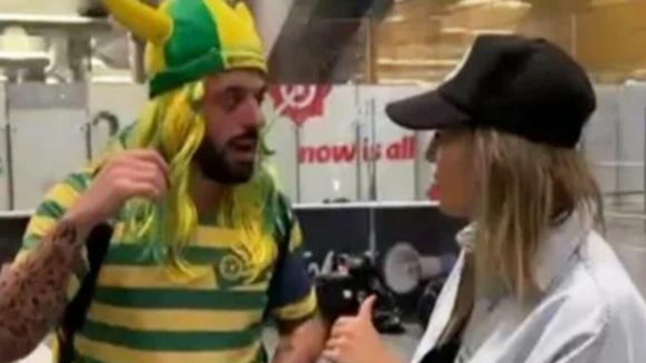 La periodista Noelia Antonelli, del programa A la Barbarossa (Telefe), conversando con un supuesto argentino haciéndole barra a hincha de Brasil