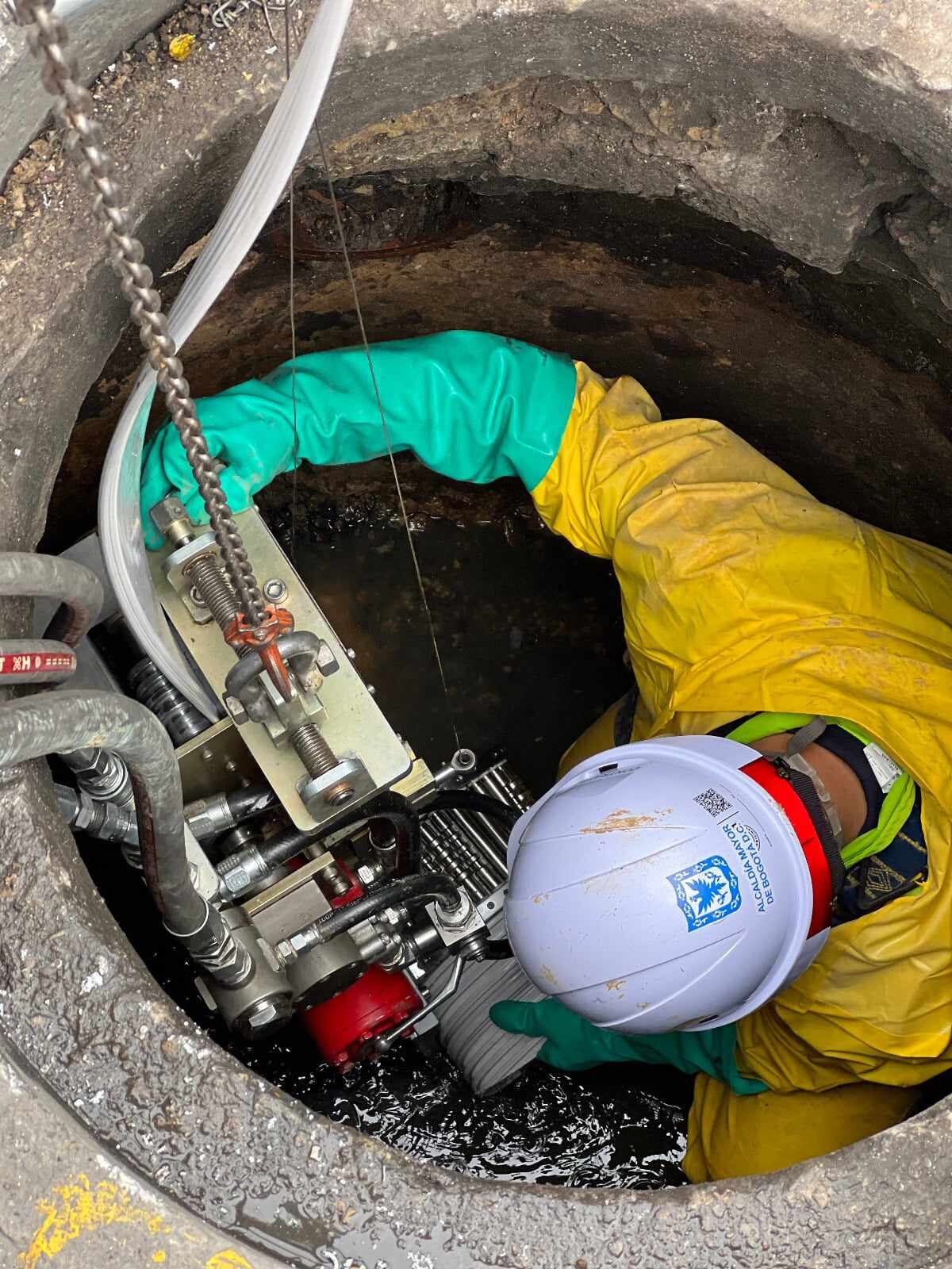 El Acueducto está utilizando una moderna tecnología para rehabilitar las tuberías de alcantarillado mediante el sistema SWLP EX