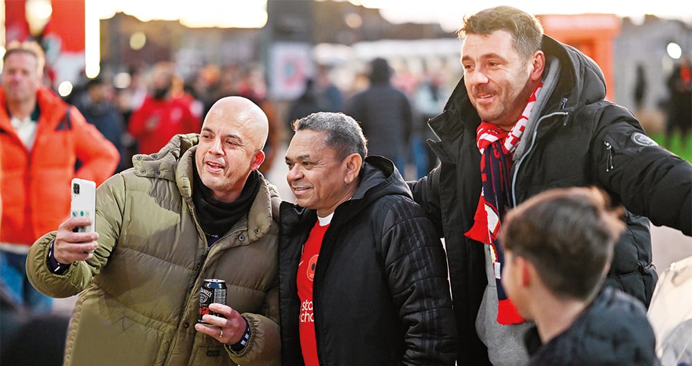 A las afueras de Anfield es común que se le pida fotos al Mane Díaz.