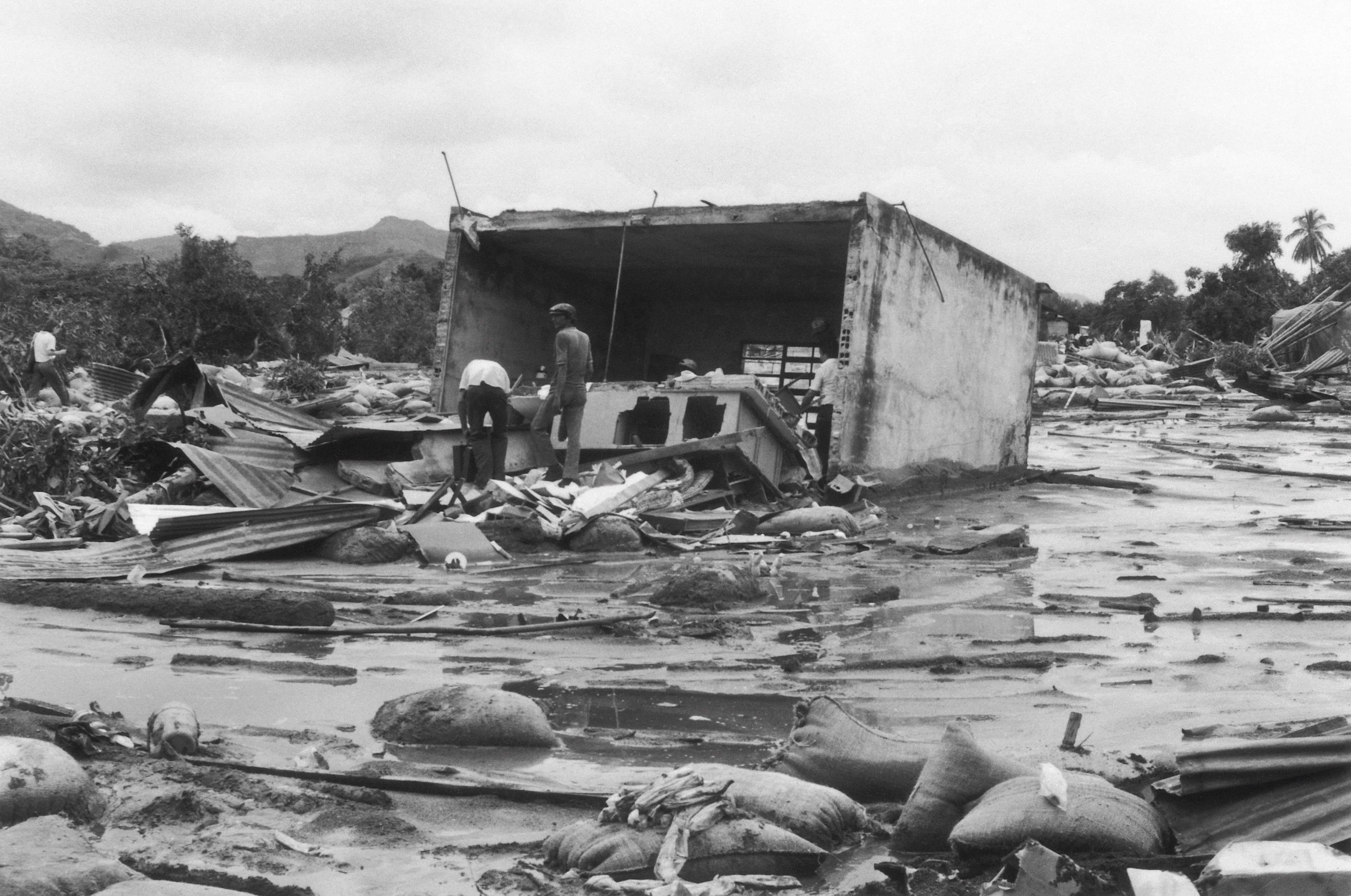 Miles de edificaciones fueron arrasadas y saqueadas después por inescrupulosos que no se conmovieron con la terrible tragedia. Crédito: Archivo Semana / Carlos Linares Pinzón.
