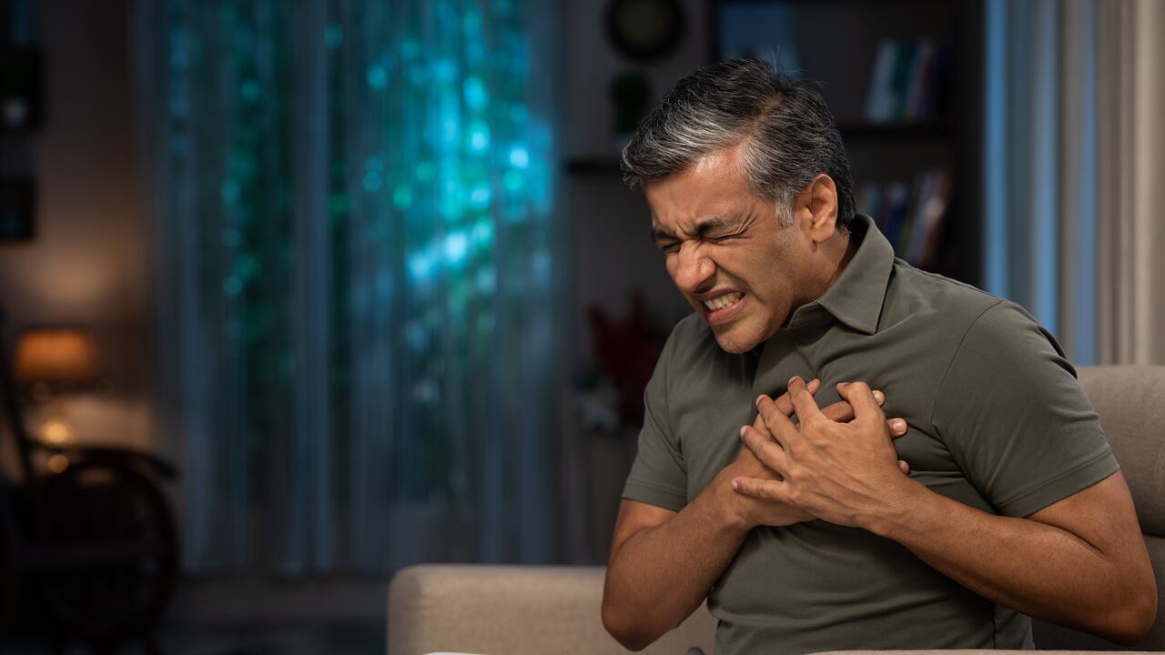 El sedentarismo, la mala alimentación, el consumo excesivo de alcohol y el tabaquismo aumentan el riesgo de desarrollar enfermedades del corazón.