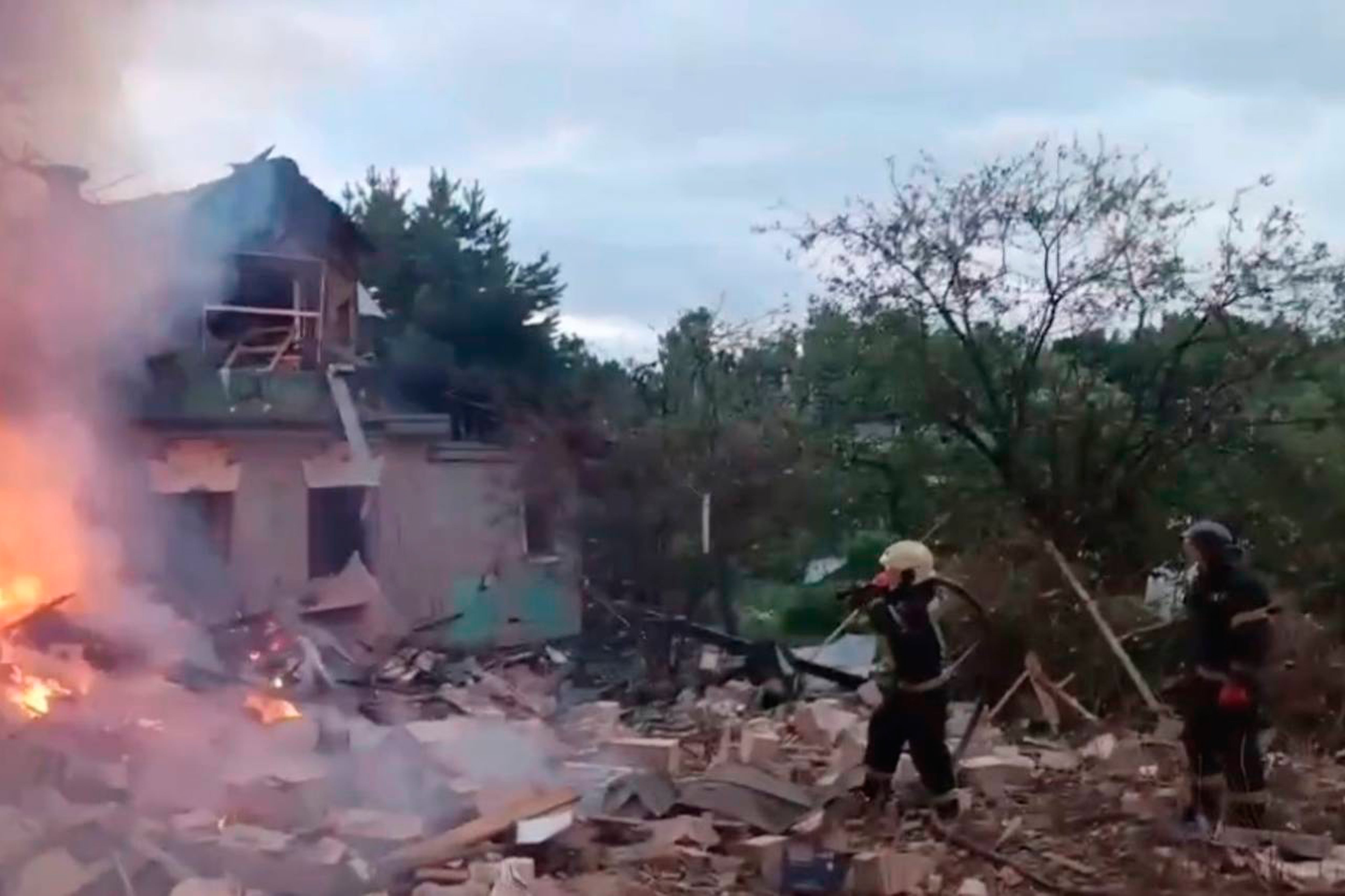 Esta imagen publicada por el canal de Telegram del gobernador de la región de Moscú, Andrei Vorobyev, muestra bomberos que trabajan para extinguir un incendio en un casa dañada tras un ataque ucraniano de dron en la región de Moscú, Rusia.