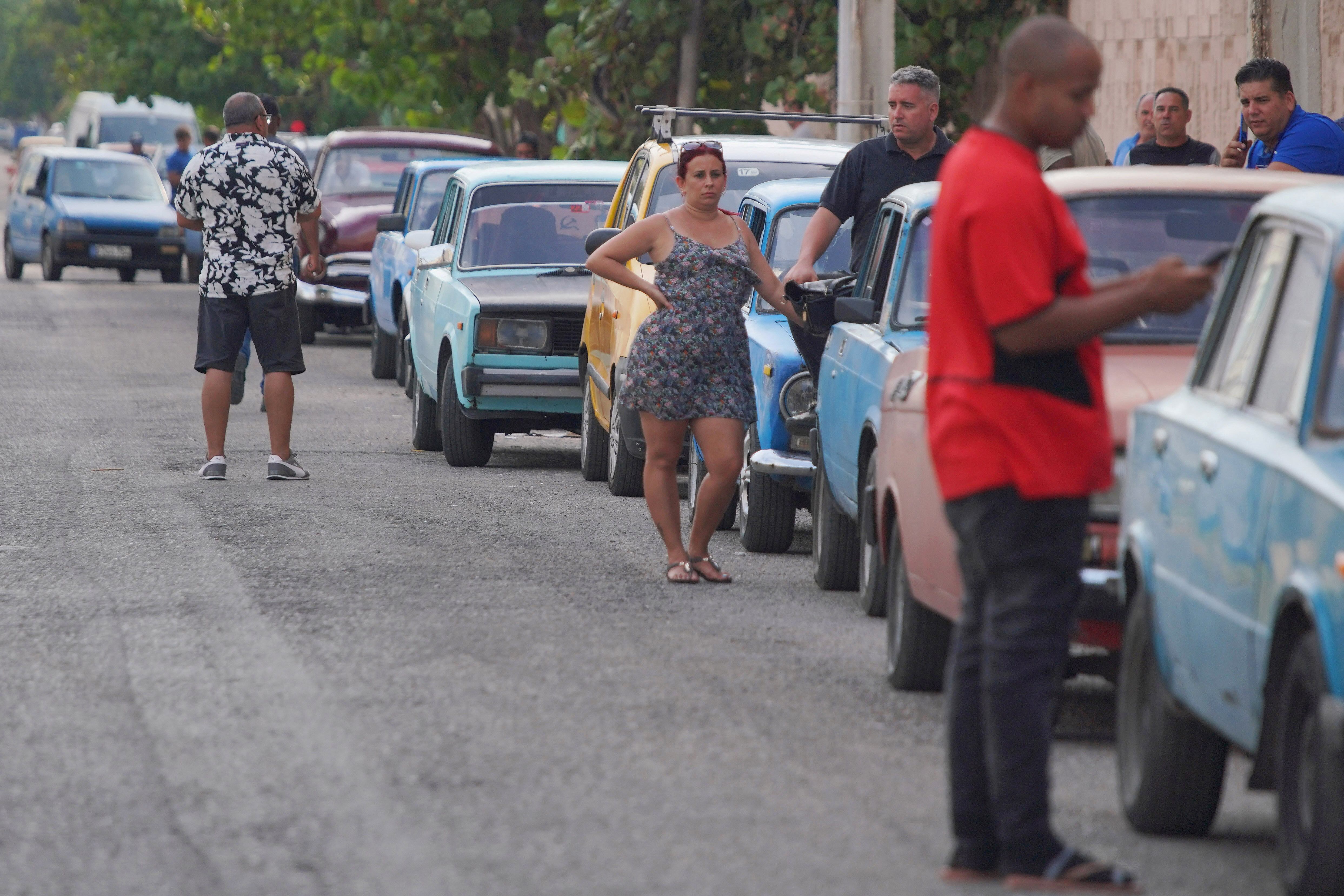 La gente espera en fila la llegada de un camión cisterna de combustible en La Habana, Cuba, el 14 de abril de 2023.