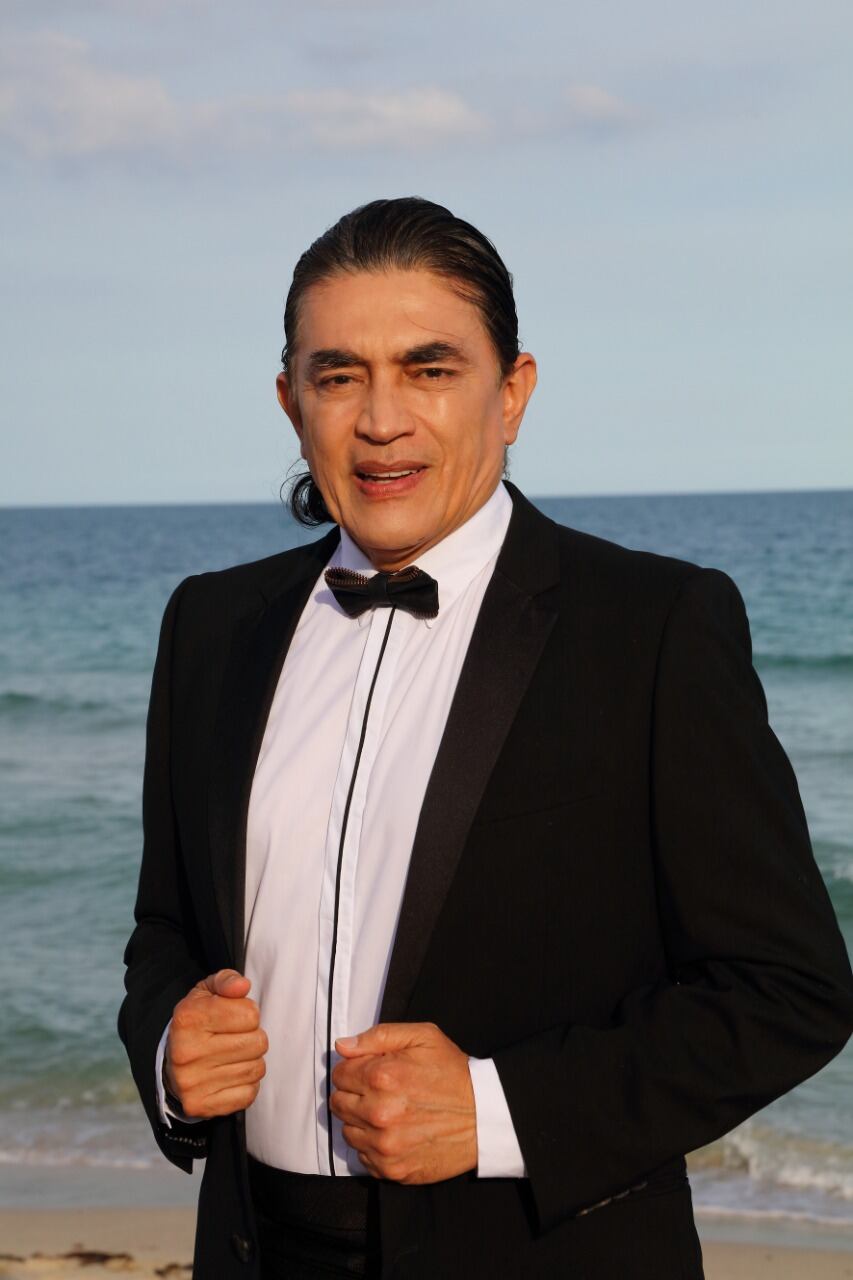 exsenador Gustavo Bolívar en sesión de fotos tras polémicas declaraciones a SEMANA.