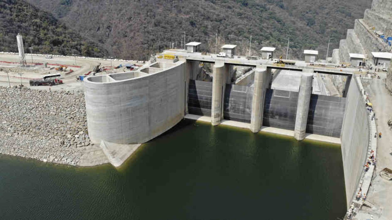 El 28 de abril de 2018, día que se presentó la contingencia, la presa estaba por debajo de la cota 401 msnm del vertedero.