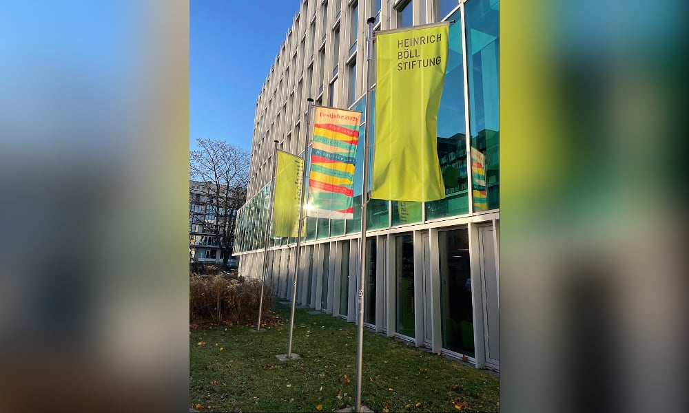 "¡Por la vida!" (le'chajim) —un brindis judío— podrá leerse sobre 1.700 banderas