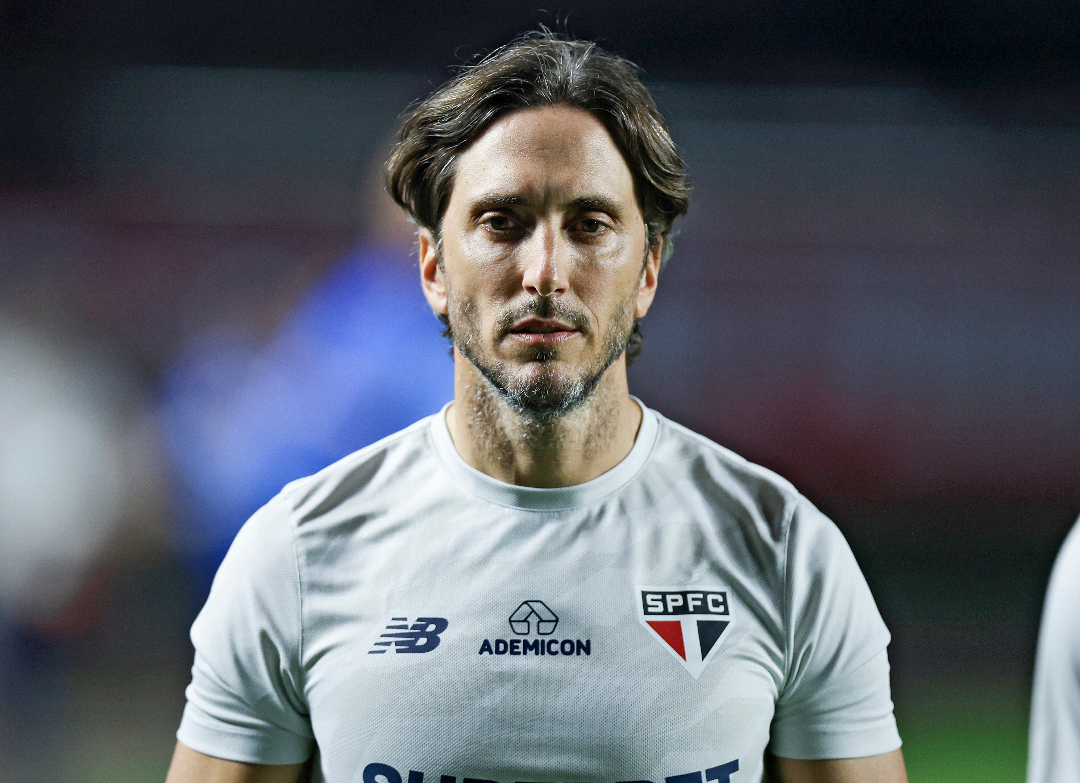 SAO PAULO, BRAZIL - APRIL 29: Head coach Luis Zubeldia of Sao Paulo looks on during a match between Sao Paulo and Palmeiras as part of Brasileirao Series A at Morumbi Stadium on April 29, 2024 in Sao Paulo, Brazil. (Photo by Alexandre Schneider/Getty Images)