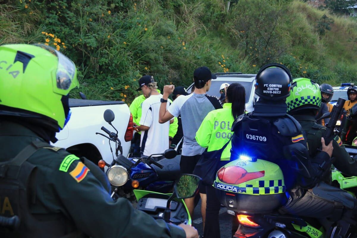 Más de 40 motos fueron inmovilizadas en un  operativo contra piques ilegales en Cali; autoridades indicaron que algunas son robadas.