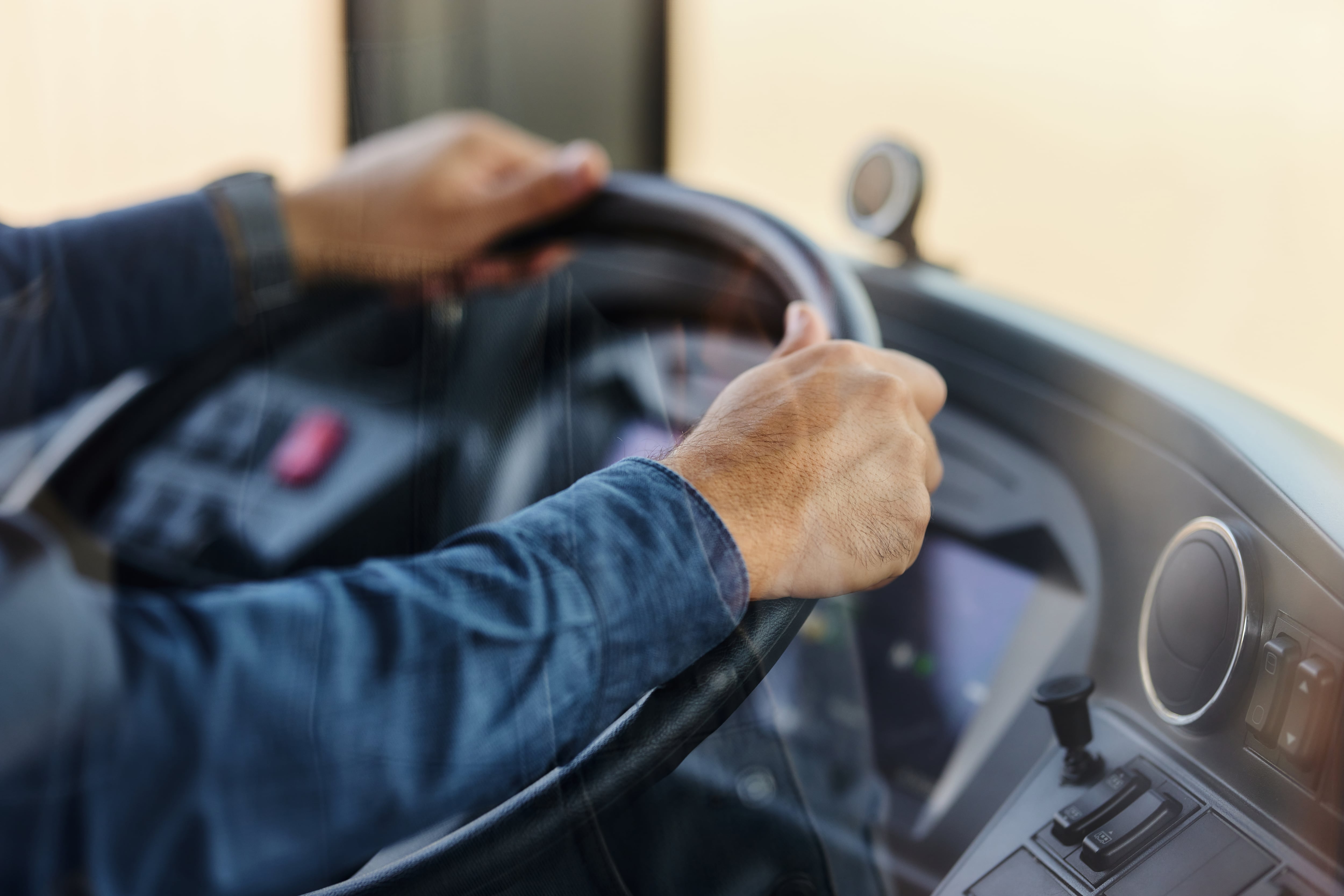 Esto es lo que en promedio gana un conductor de bus.