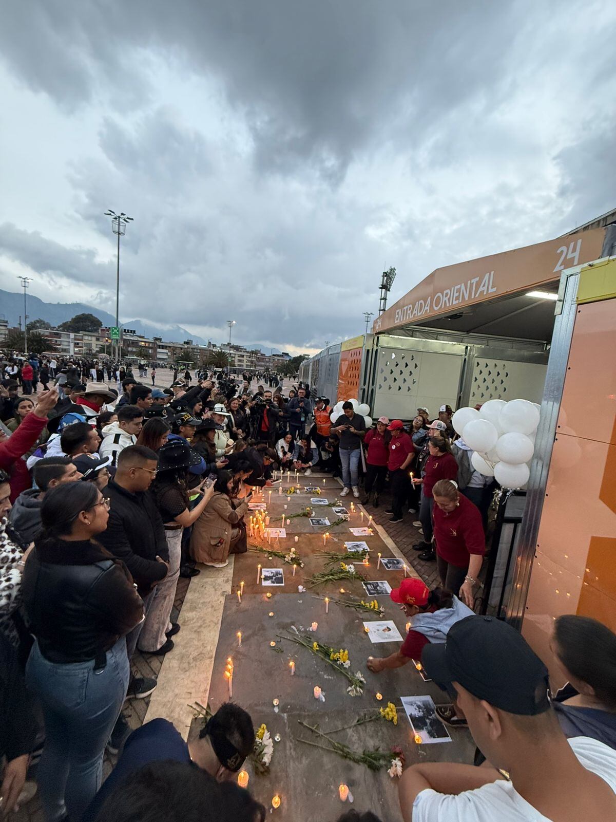 Fanáticos del cantante de música popular llegaron a las afueras del Estadio El Campín y lamentaron su muerte.
