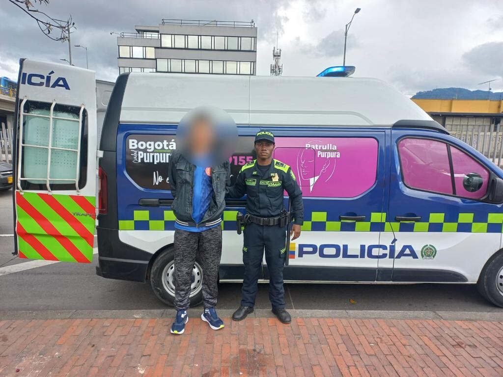 Capturan a un hombre por agredir a una mujer en Transmilenio.