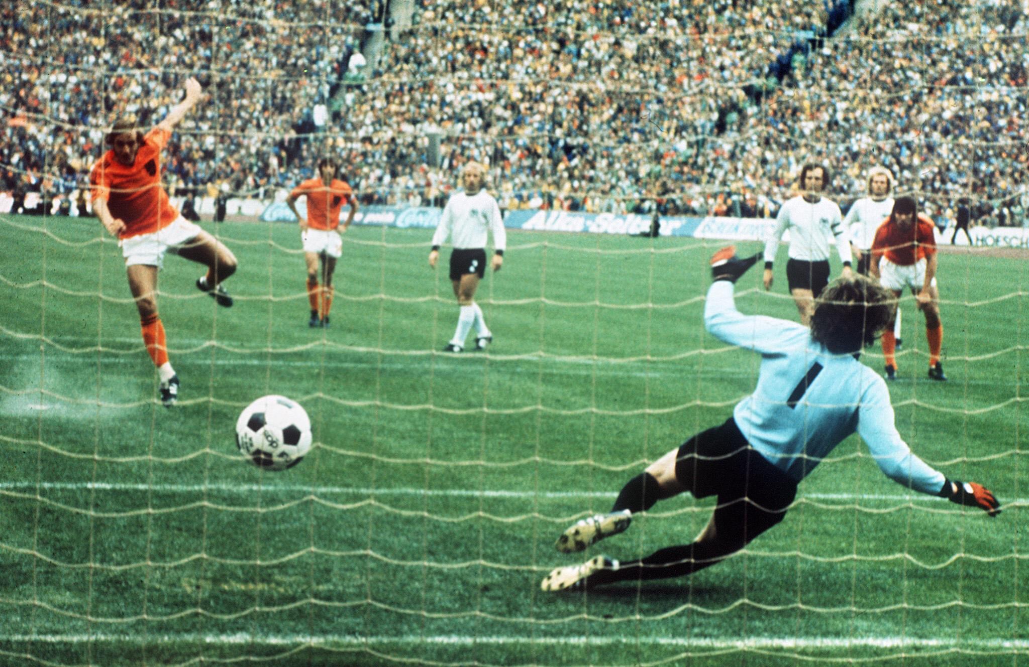 (FILES) Dutch midfielder Johan Neeskens scores the opening goal on a penalty kick as he beats West German goalkeeper Sepp Maier, 07 July 1974 in Munich, during the World Cup soccer final. Host West Germany beat the Netherlands 2-1 to earn its second World Cup title, twenty years after its first win over Hungary (3-2), 04 July 1954 in Bern. Johan Neeskens, part of the Ajax and Netherlands teams that created "total football" in the 1970s and a key team-mate of Johan Cruyff, has died aged 73, the Dutch football federation said on October 7, 2024. (Photo by STAFF / AFP)