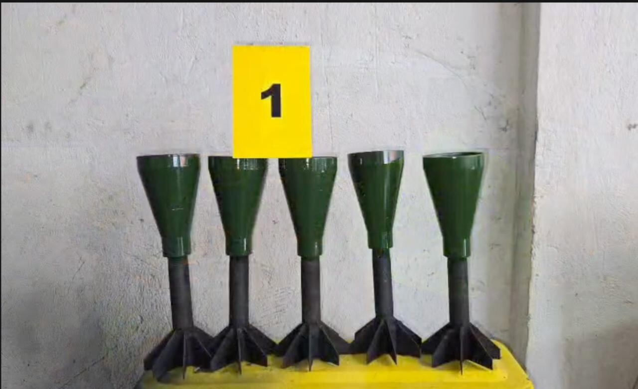 Granadas que se adaptan a drones, según la Policía.