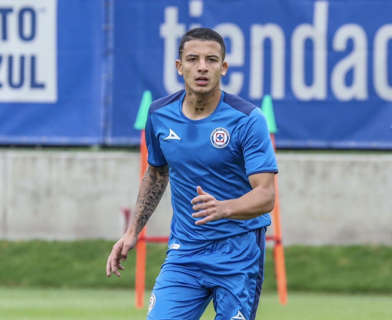 El mediocampista Kevin Castaño llega a México y firma hasta 2027.