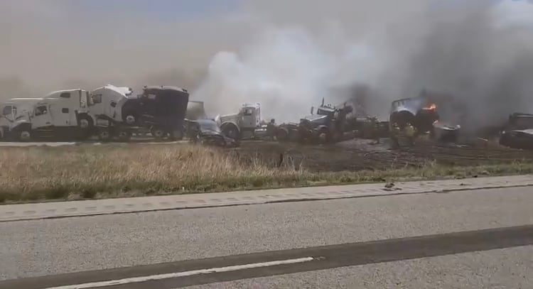 Una tormenta de polvo en el norte de Estados Unidos provocó este lunes un enorme choque múltiple en una carretera, en el que al menos seis personas murieron y unas 30 resultaron heridas, dijeron las autoridades.