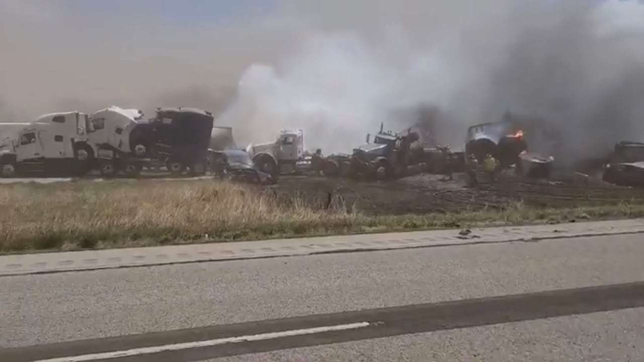 Una tormenta de polvo en el norte de Estados Unidos provocó este lunes un enorme choque múltiple en una carretera, en el que al menos seis personas murieron y unas 30 resultaron heridas, dijeron las autoridades.