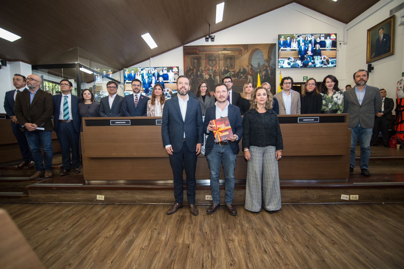 Alcalde Carlos Fernando Galán, en compañía del presidente del Concejo, Juan Javier Baena, y de la presidenta de la Comisión del Plan, Sandra Forero.