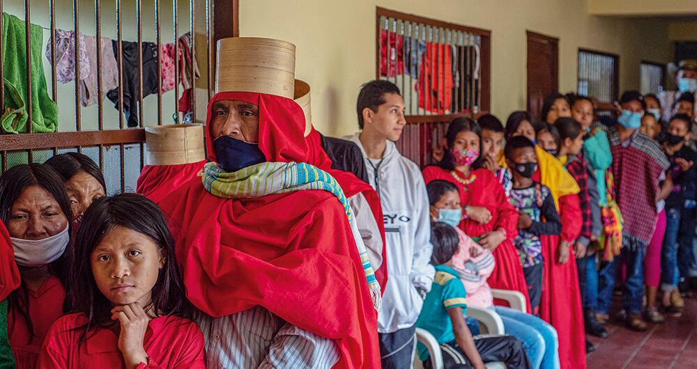  Los miles de campesinos desplazados llevan más de ocho días en la cabecera municipal, donde se resguardan en colegios, casas y hoteles.