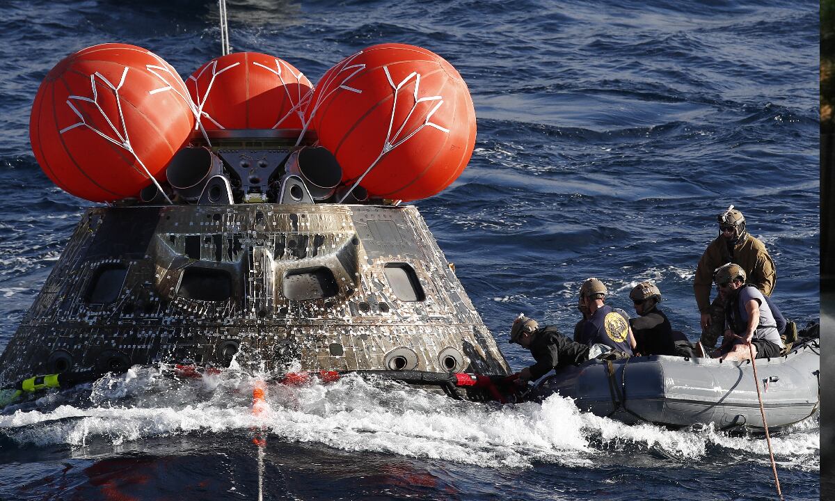 Cápsula espacial vuelva a Tierra tras misión al rededor de la Luna