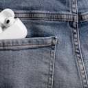 El estuche de carga trae un botón trasero bastante útil.