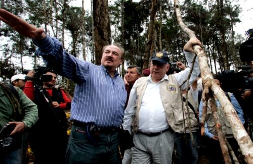 El diario El Tiempo publicó el 17 de marzo una foto en la que supuestamente aparecía Gustavo Larrea, ministro de Seguridad del Ecuador junto con Reyes. Pero el de la foto era en realidad Patricio Etchagaray, un líder del del partido comunista argentino. Este error hizo que Ecuador desestimara las revelaciones de algunos correos electrónicos donde se habla de los contactos entre Reyes y Larrea y del apoyo político que brindó las Farc para que el presidente Correa saliera elegido. El diario español El Mundo reveló el 15 de mayo que las Farc habrían aportado 100.000 dólares a la campaña política de Correa. 
