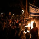 234 / 5.000
La gente protesta contra el gobierno del primer ministro israelí Benjamin Netanyahu y pide la liberación de los rehenes retenidos en la Franja de Gaza por el grupo militante Hamas, en Tel Aviv, Israel, el sábado 22 de junio de 2024. (Foto AP/Leo Correa)