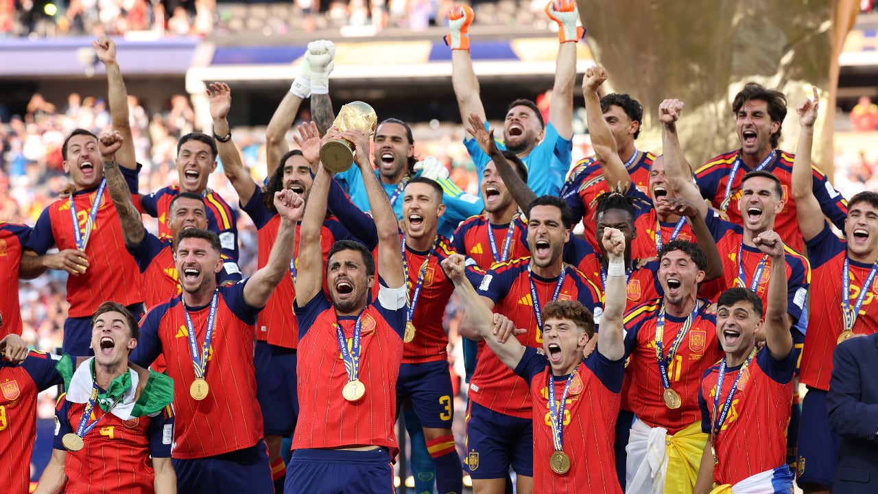 España levantando la Copa Mundial de la Fifa 2026, tras vencer a Argentina (1-0) en la final.