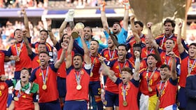 España levantando la Copa Mundial de la Fifa 2026, tras vencer a Argentina (1-0) en la final.