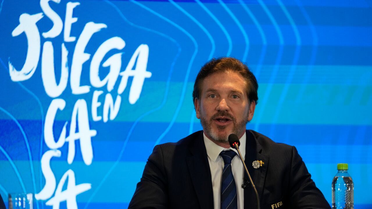 El presidente de la Conmebol, Alejandro Domínguez, da una conferencia de prensa en Luque, Paraguay, el miércoles 4 de octubre de 2023. Domínguez anunció que algunos de los partidos del torneo de fútbol del Mundial 2030 se jugarán en Argentina, Uruguay y Paraguay. (Foto AP/Jorge Sáenz)