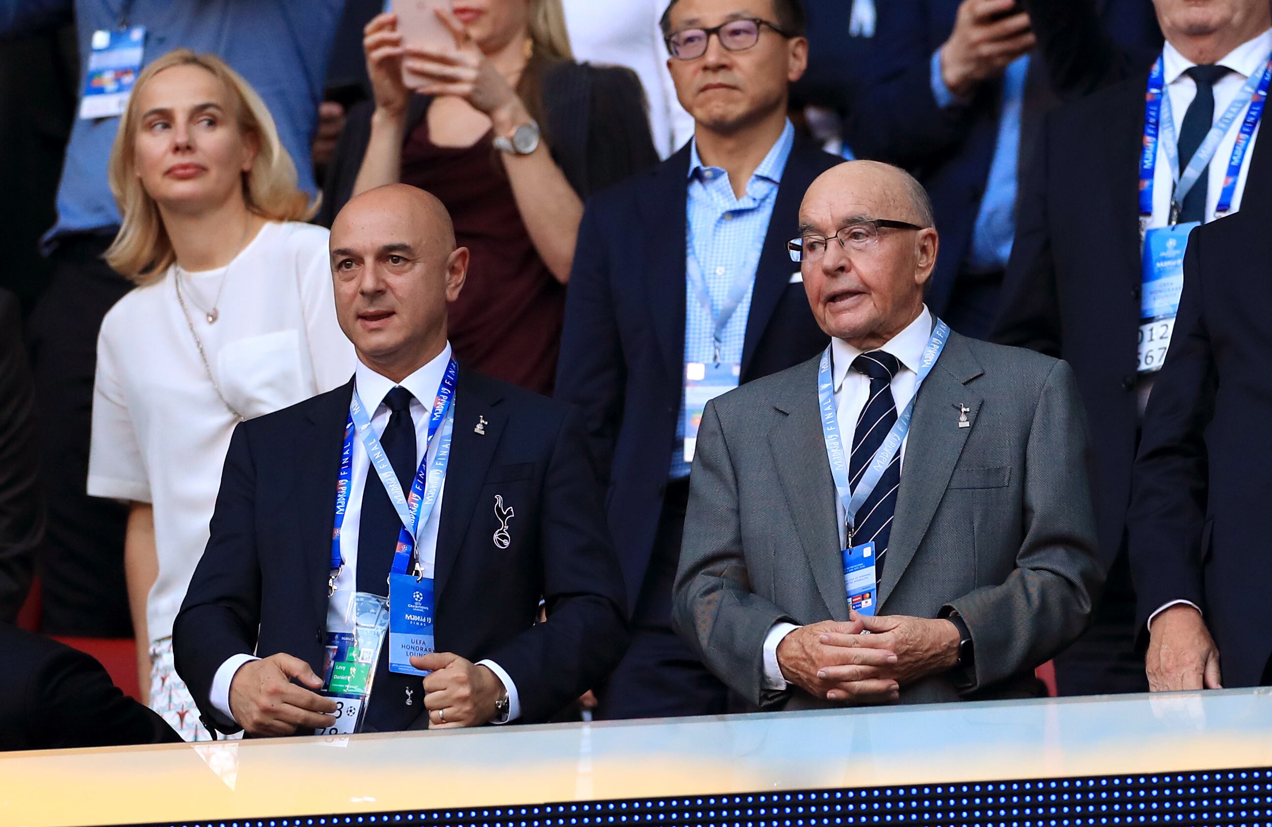 El propietario del Tottenham Hotspur, Daniel Levy, y Joe Lewis en las gradas durante la final de la Liga de Campeones de la UEFA en el Wanda Metropolitano de Madrid.