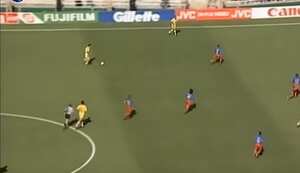 Gheorghe Hagi anotándole a Colombia en el Mundial Estados Unidos 1994