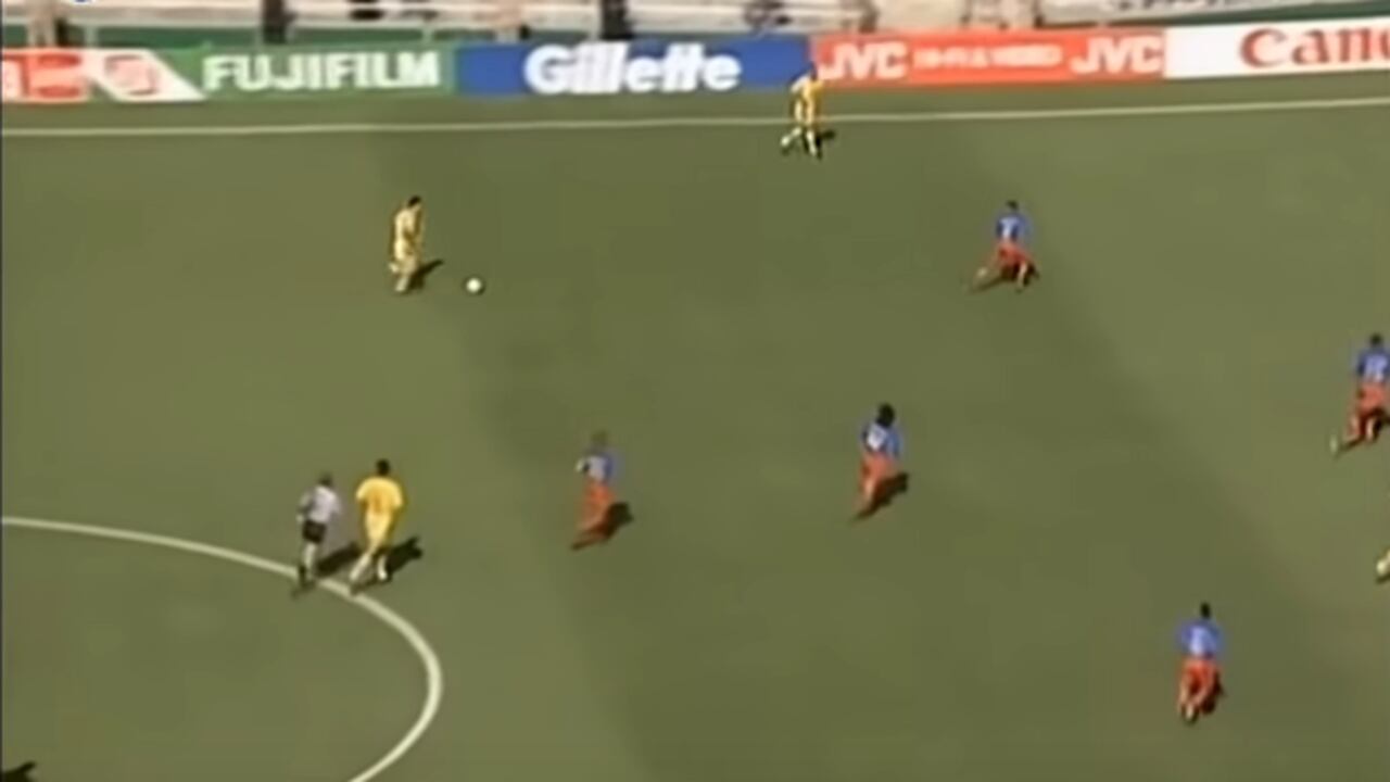 Gheorghe Hagi anotándole a Colombia en el Mundial Estados Unidos 1994
