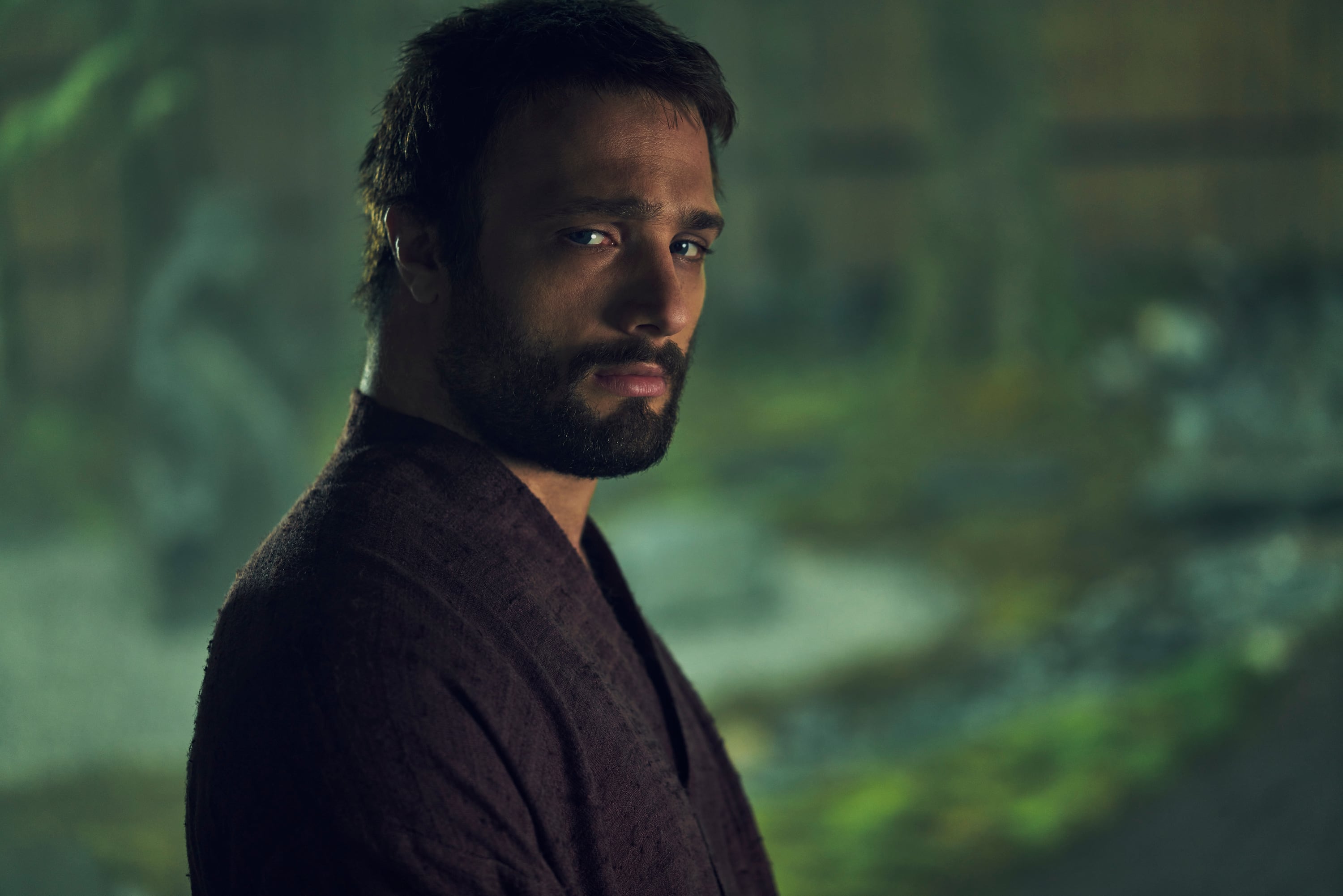 Cosmo Jarvis es John Blackthorne, el "Anjin", el salvaje (que, a su vez, considera a sus captores salvajes).