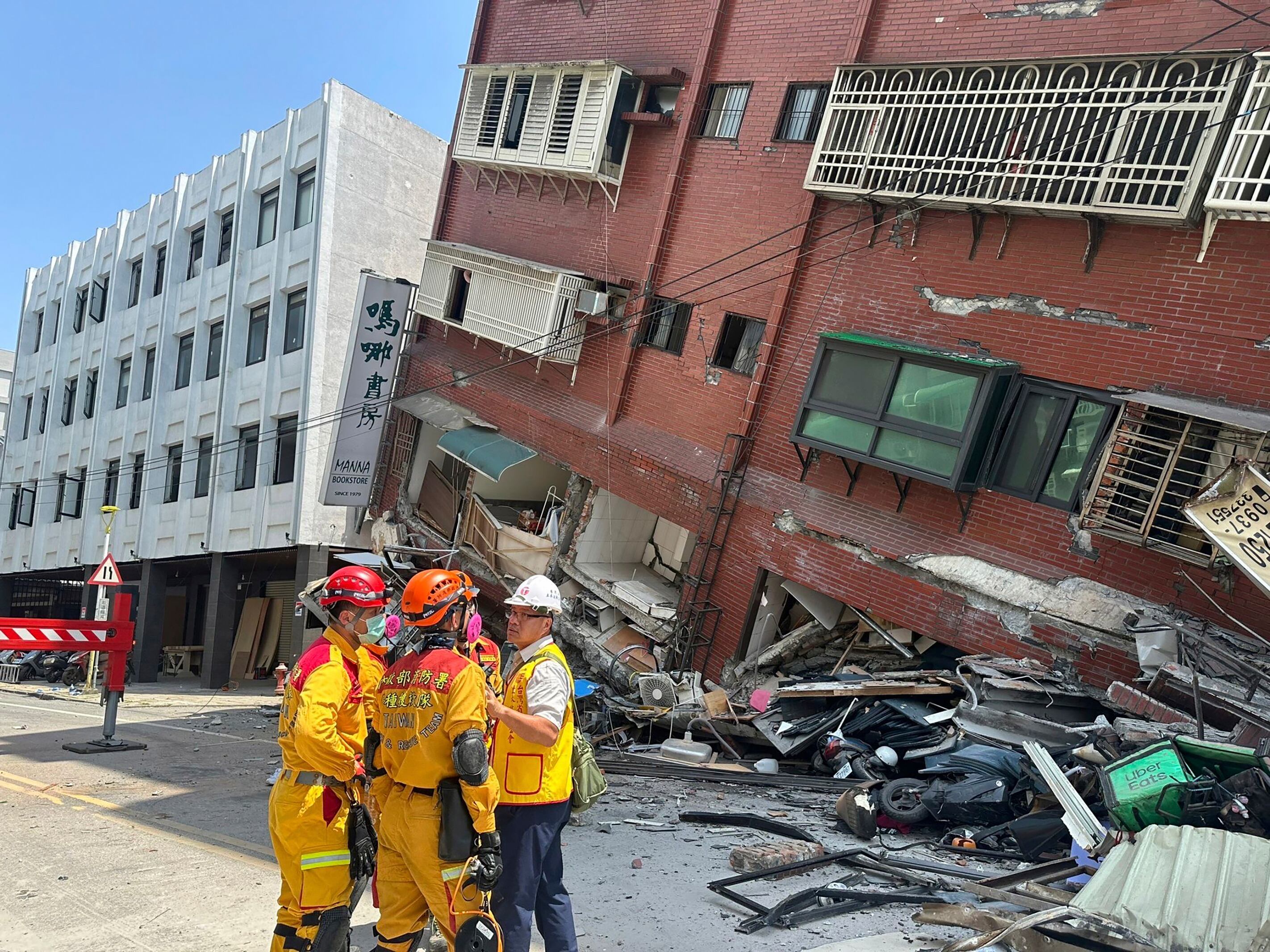 Un edificio de cinco pisos en Hualien, una localidad de pocos habitantes en el sureste de la isla, lucía con fuertes daños luego de que el primer piso se vino abajo y el resto de la estructura quedó inclinada en un ángulo de 45 grados.