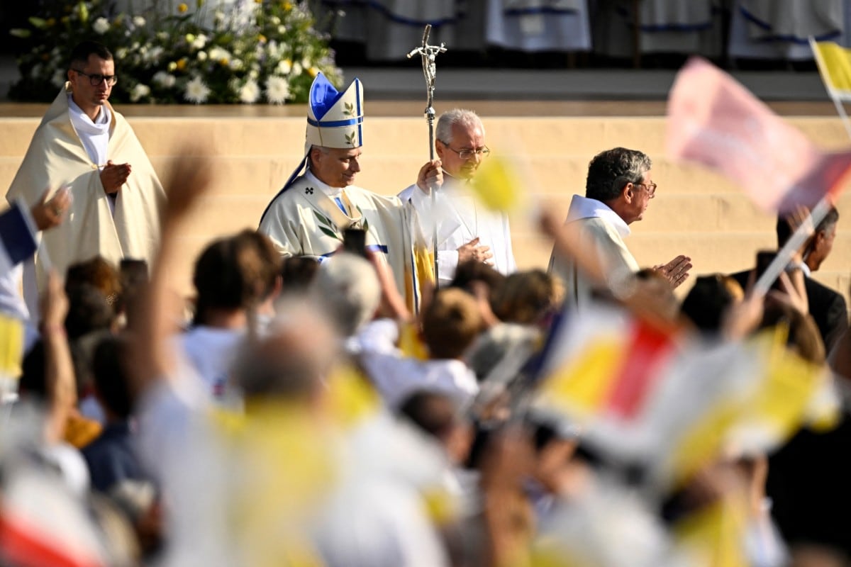 El papa León XIV celebra una misa al aire libre para miles de creyentes en los Campos Elíseos de París, después de afirmar que es posible "vivir juntos con dignidad y en paz".
