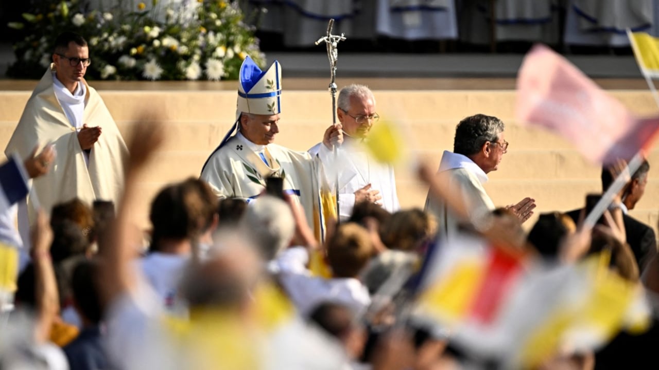 El papa León XIV celebra una misa al aire libre para miles de creyentes en los Campos Elíseos de París, después de afirmar que es posible “vivir juntos con dignidad y en paz”.