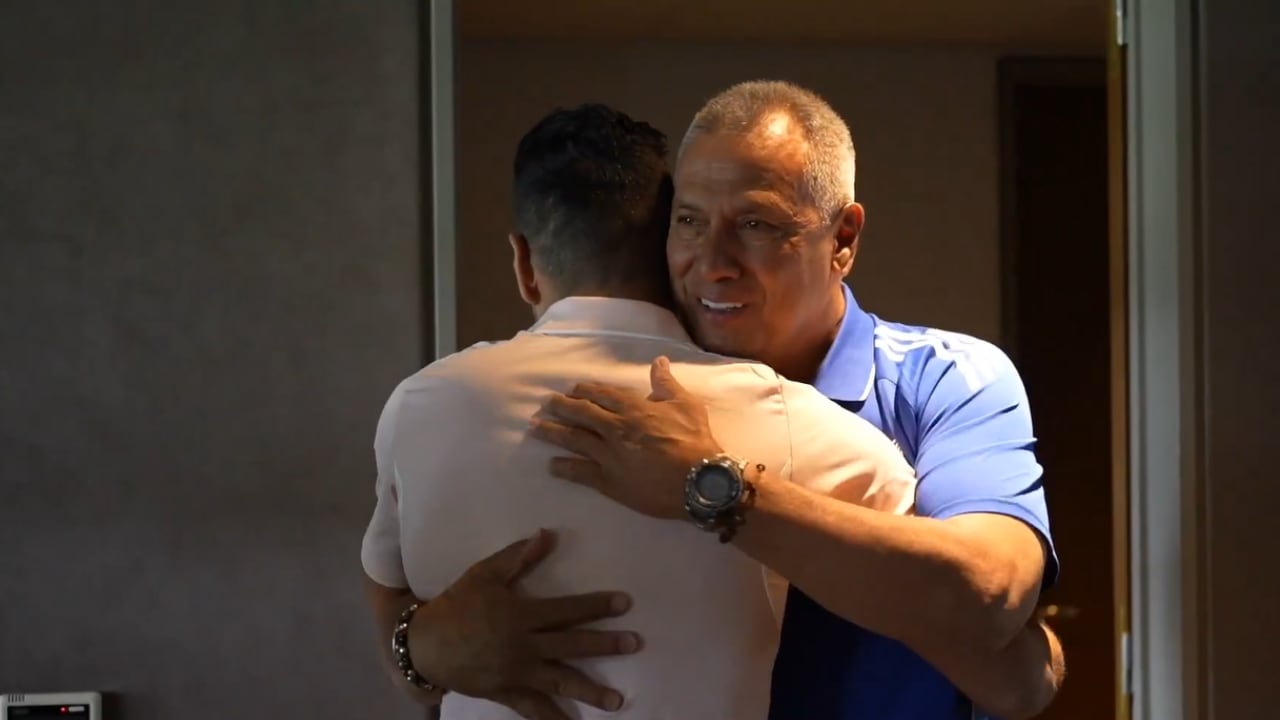 Primer saludo entre Falcao y el técnico de Millonarios, Hernán Torres.