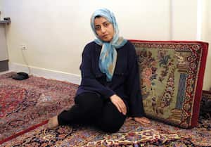 La activista iraní por los derechos de las mujeres Narges Mohammadi fue honrada "por su lucha contra la opresión de las mujeres en Irán y su lucha para promover los derechos humanos y la libertad para todos",