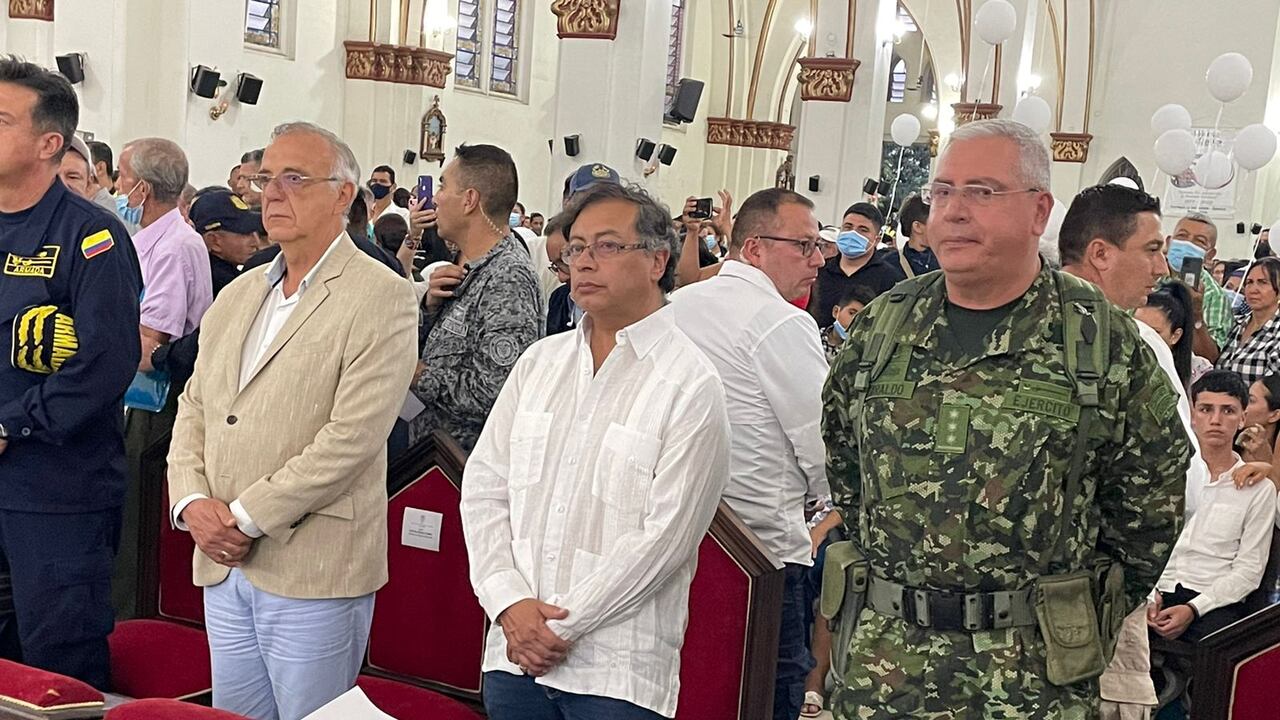 Presidente Petro llegó a Neiva y dio el último adiós a los policías masacrados