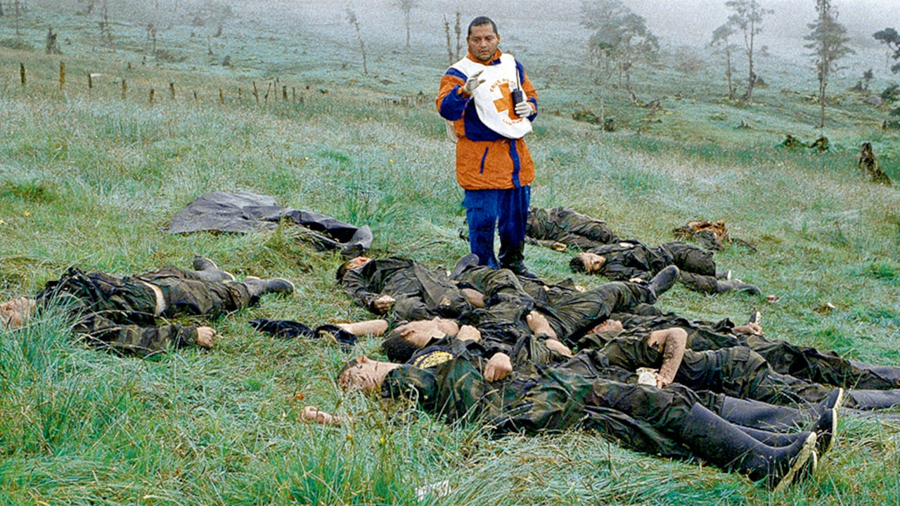 Cuando la prensa llegó, guerrilleros de las Farc los obligaron a entregar sus camionetas para huir de la zona. Luego, las dejaron abandonadas en las carreteras aledañas al municipio.