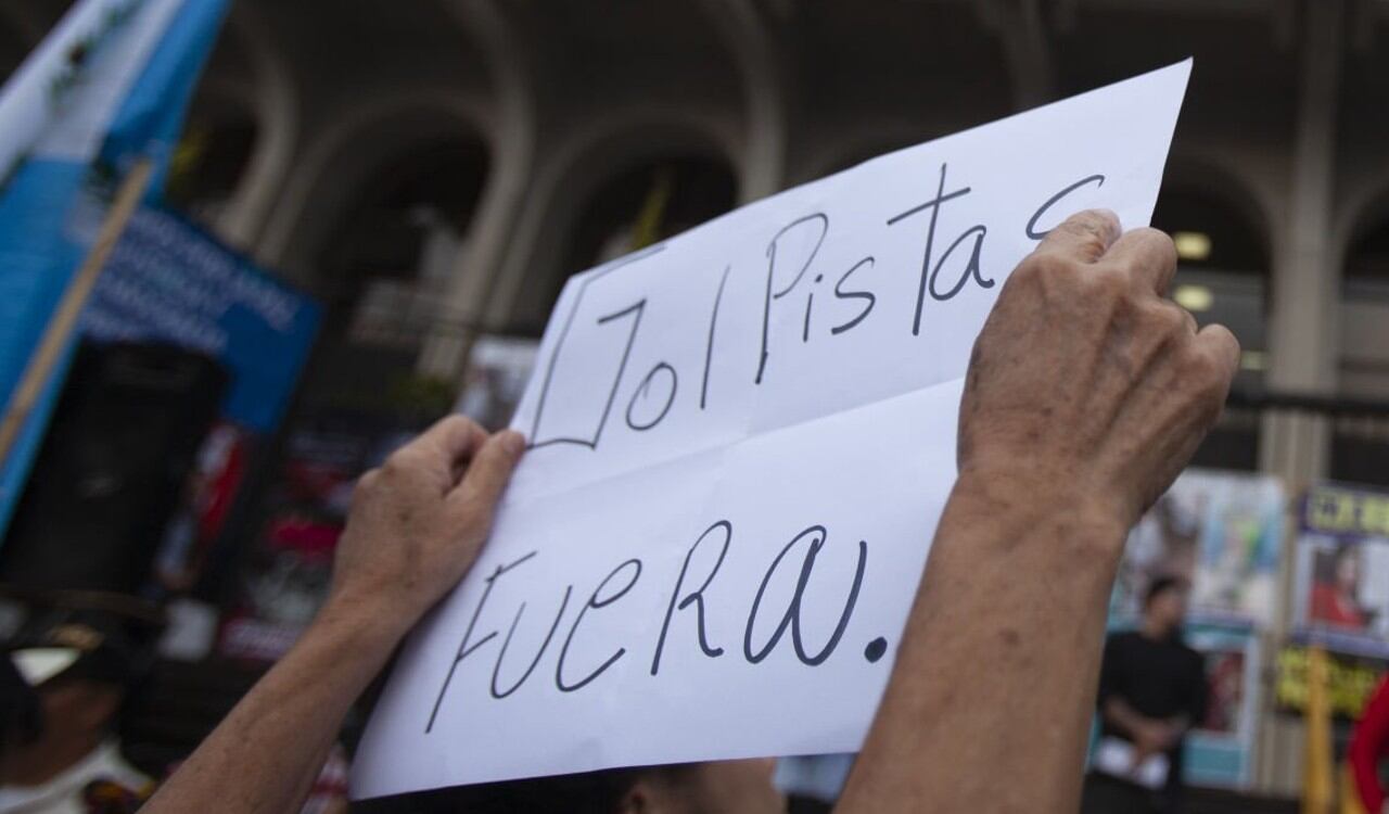 Los seguidores de Bernardo Arévalo, quien fue elegido presidente de Guatemala, creen que estos allanamientos son el inicio de un golpe de estado en el país