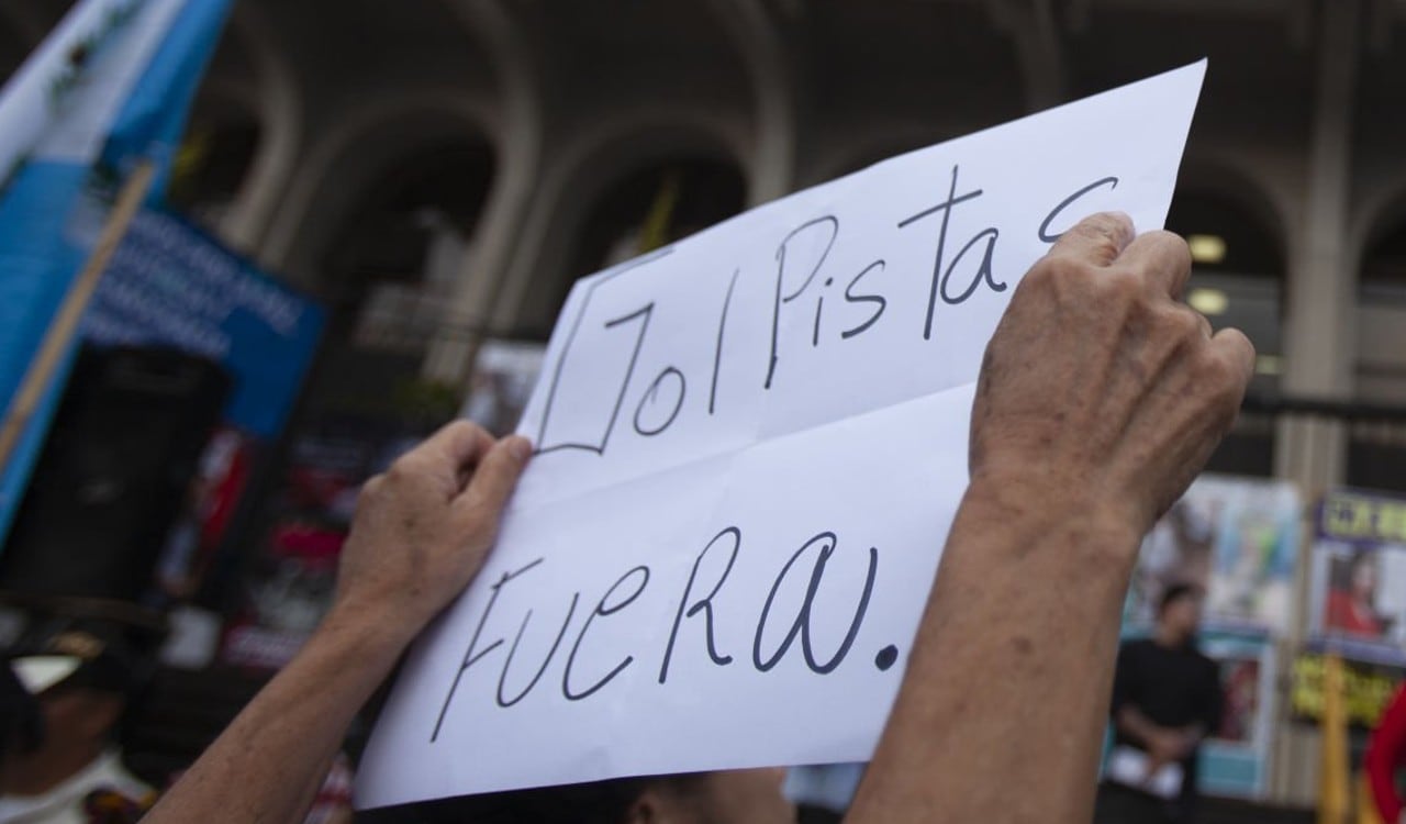 Los seguidores de Bernardo Arévalo, quien fue elegido presidente de Guatemala, creen que estos allanamientos son el inicio de un golpe de estado en el país