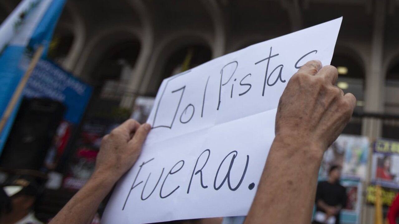 Los seguidores de Bernardo Arévalo, quien fue elegido presidente de Guatemala, creen que estos allanamientos son el inicio de un golpe de estado en el país